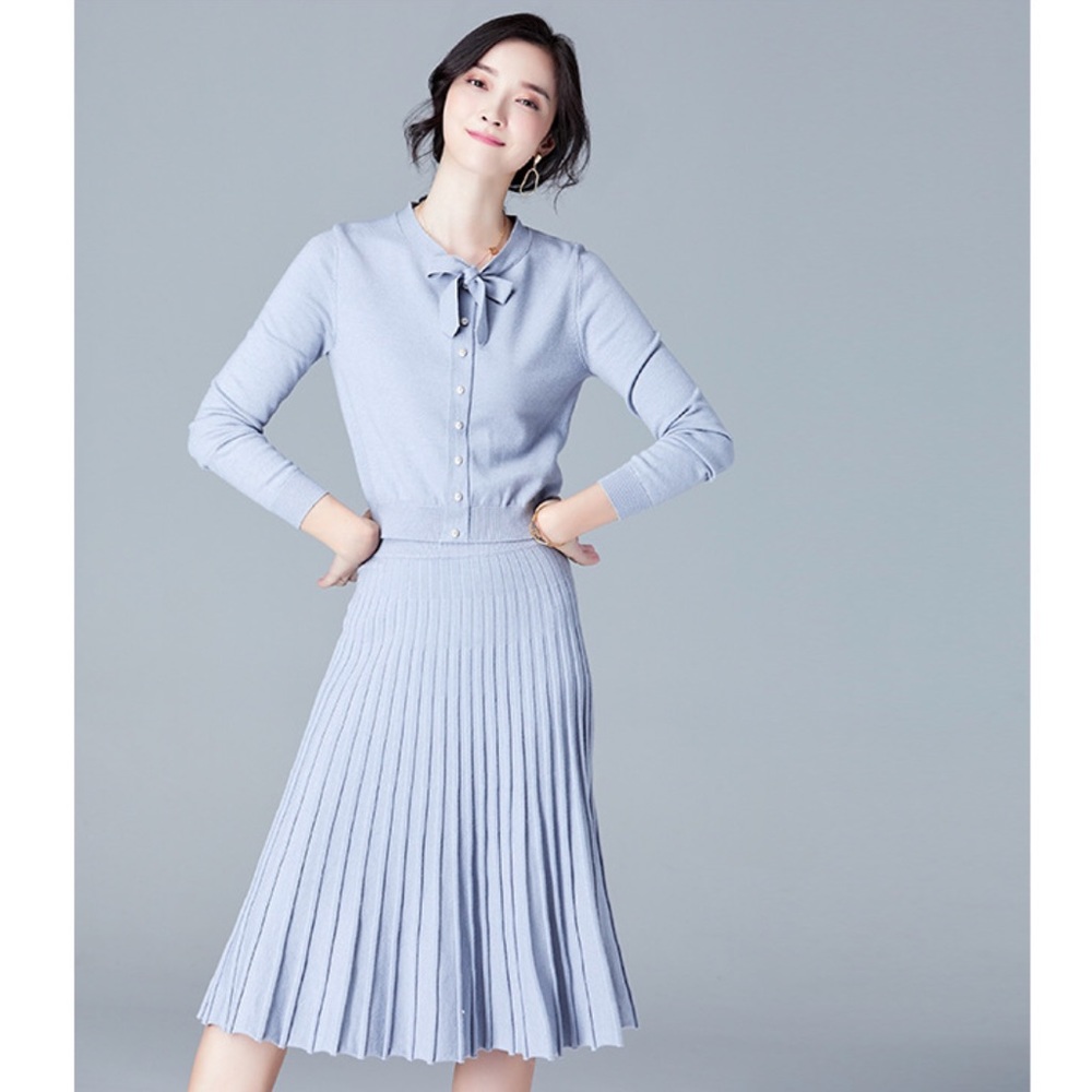Pale blue woolen knitwear pleated skirt suit